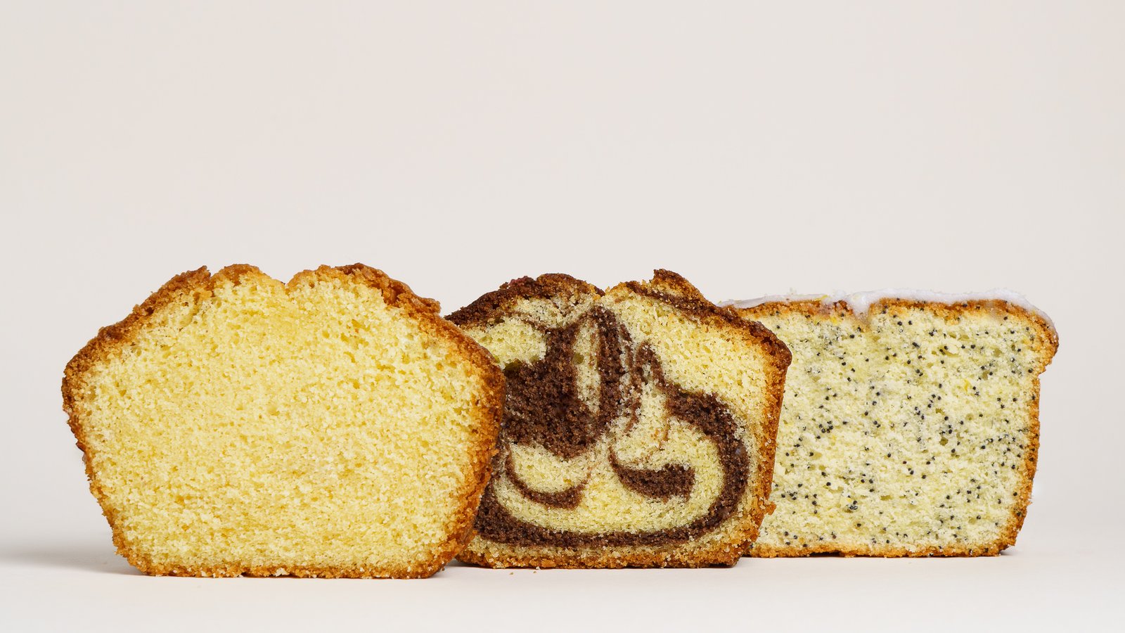 Cake marbré vanille chocolat tranché sur une assiette blanche